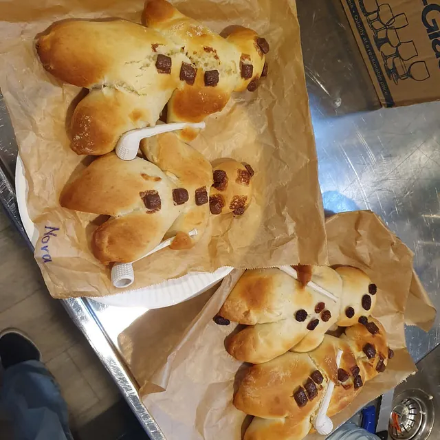 Frisch gebackene Weckmänner, verziert mit Rosinen und Tonpfeifen.