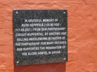 Eine Gedenktafel für Ruth Hepperle aus der Partnerschaft Wuppertal, die ihre Unterstützung für das ELCRN-Hostel in Aroab würdigt.