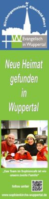Ein Info-Banner der Kirchengemeinde Elberfeld-West mit dem Titel „Neue Heimat gefunden in Wuppertal“ und dem Foto einer lächelnden Familie in einem Café.